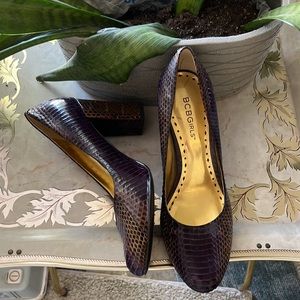 BCBG Amazing plum block heel snake Textured heels reptile lizard python-look